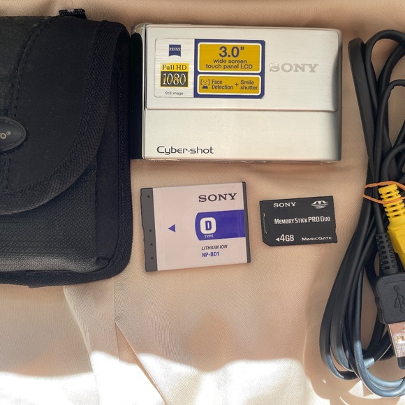 Mint Condition Sony DSC T70 Camera - Picture 3 of 3